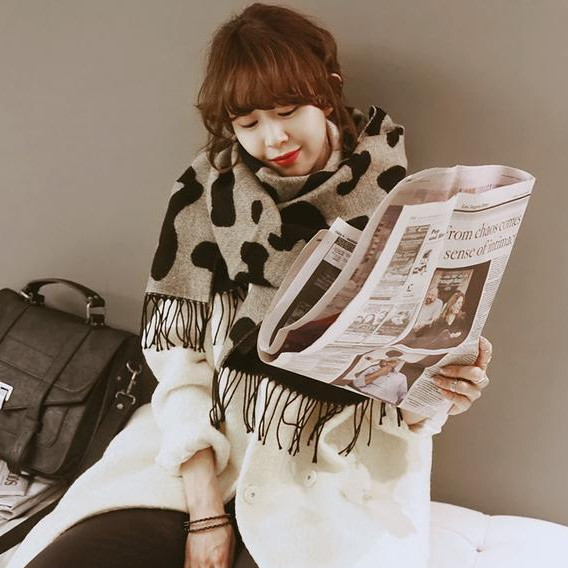 Fekete-fehér női téli sál rojtokkal