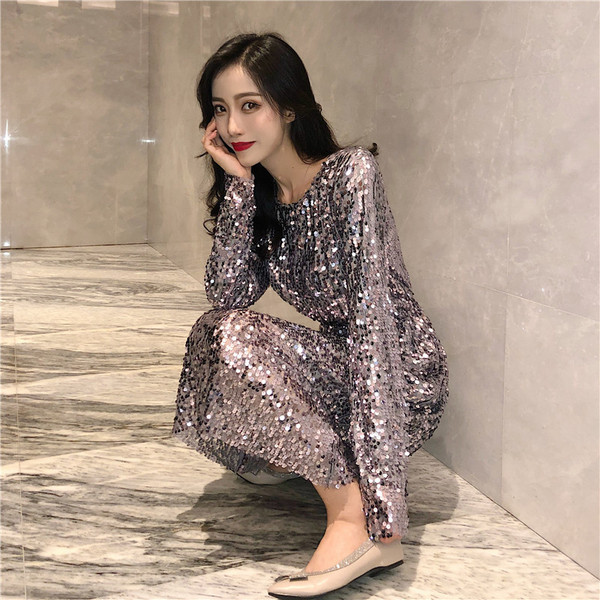 Elegáns női ruha elasztikus derékkal, ezüst színű flitterekkel