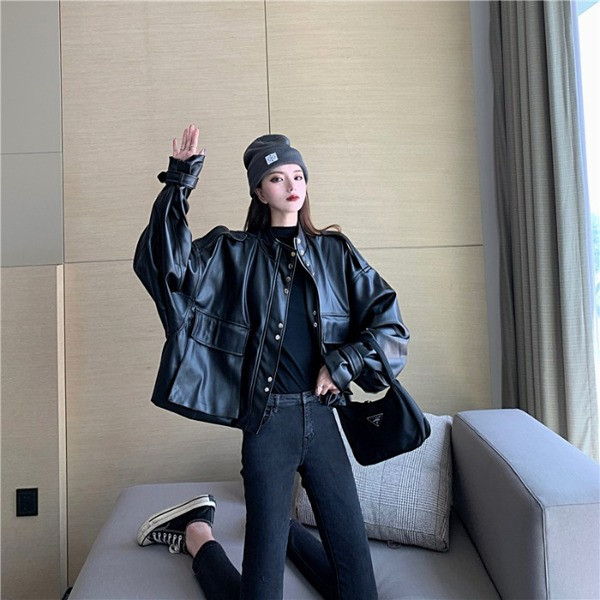 Geaca scurta de dama din piele ecologica de culoare neagra model lat