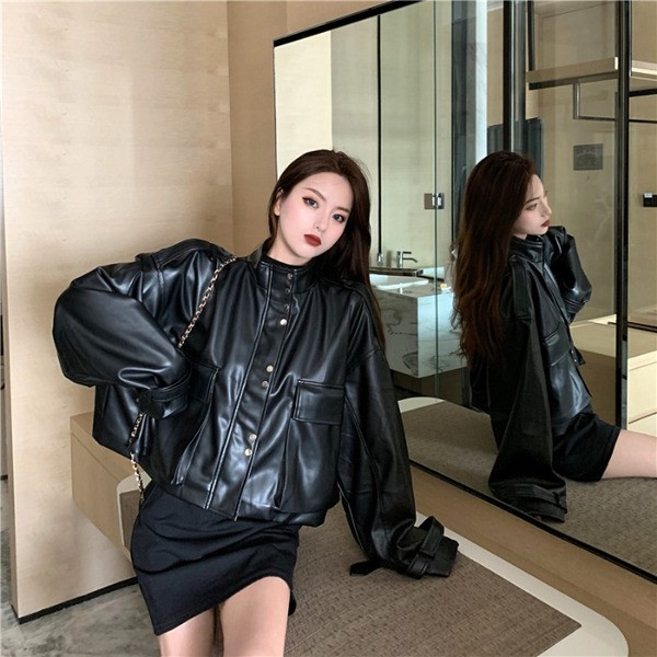 Geaca scurta de dama din piele ecologica de culoare neagra model lat