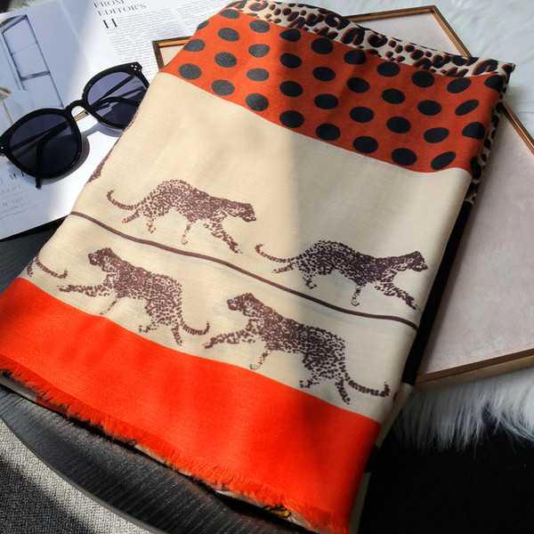 Modern női sál állatmotívumokkal, négy színben