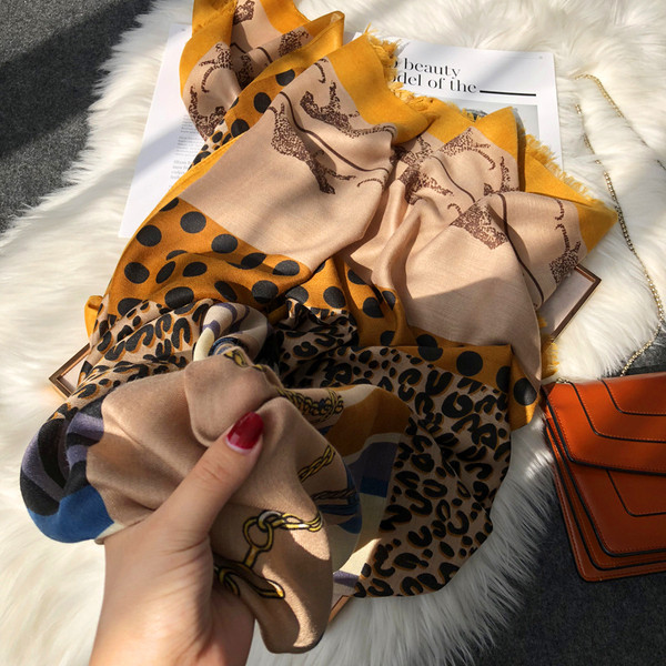 Modern női sál állatmotívumokkal, négy színben