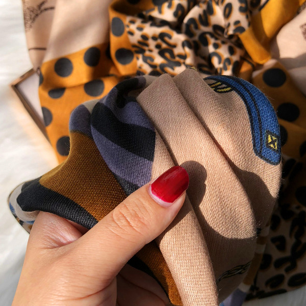 Modern női sál állatmotívumokkal, négy színben