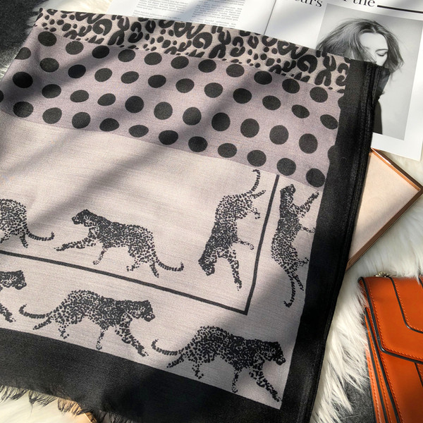 Modern női sál állatmotívumokkal, négy színben