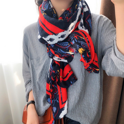 Színes női sál bojtokkal világos és sötét színekben