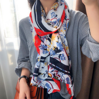 Színes női sál bojtokkal világos és sötét színekben