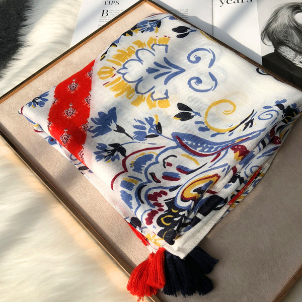 Színes női sál bojtokkal világos és sötét színekben