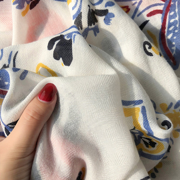 Színes női sál bojtokkal világos és sötét színekben