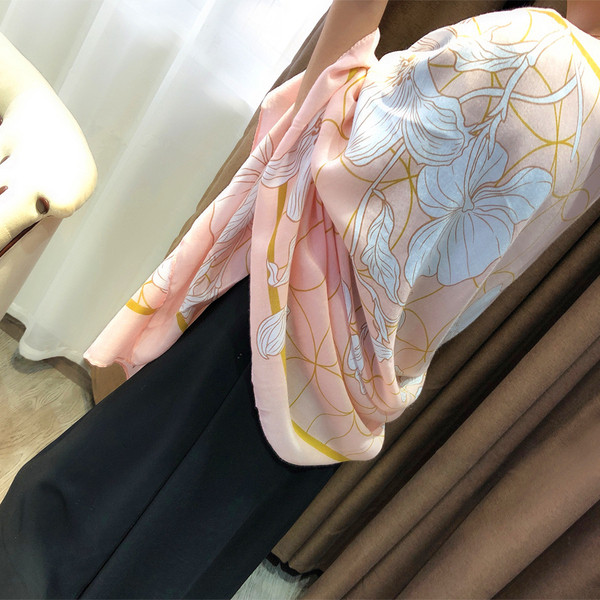 Rózsaszín színű női sál virágos motívumokkal és bojtokkal