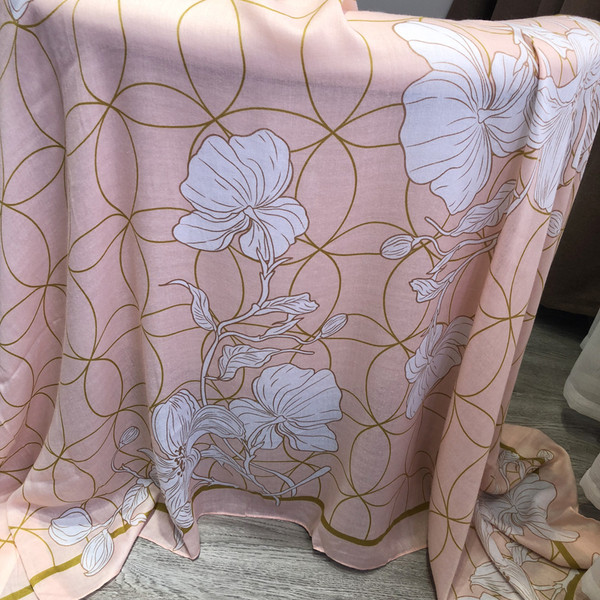 Rózsaszín színű női sál virágos motívumokkal és bojtokkal