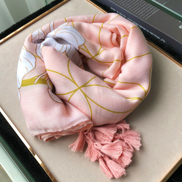 Rózsaszín színű női sál virágos motívumokkal és bojtokkal