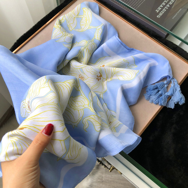 Virágmintás kék női sál