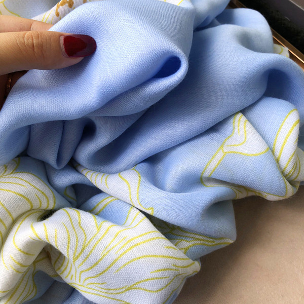 Virágmintás kék női sál