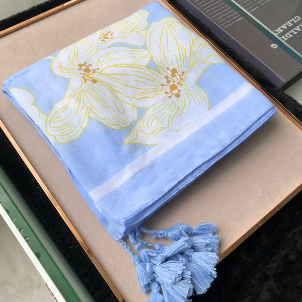 Virágmintás kék női sál