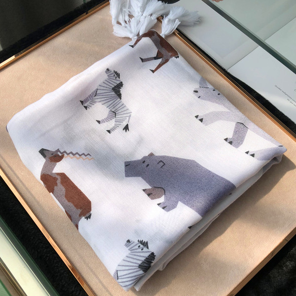 Alkalmi női sál színes mintával, világos színben