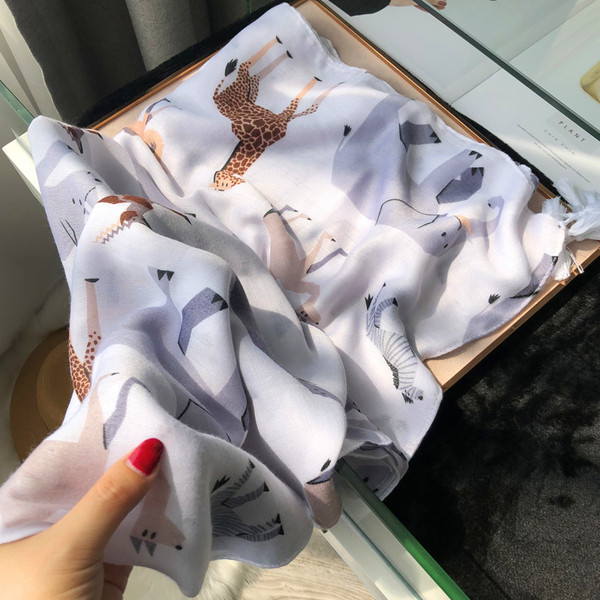 Alkalmi női sál színes mintával, világos színben