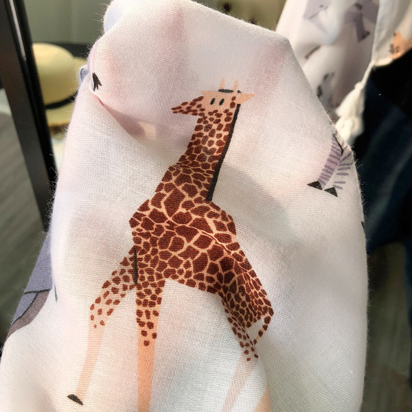 Alkalmi női sál színes mintával, világos színben