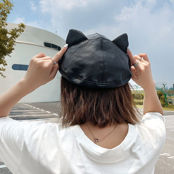 Öko bőrből készült modern női sapka 3D díszítéssel több színben