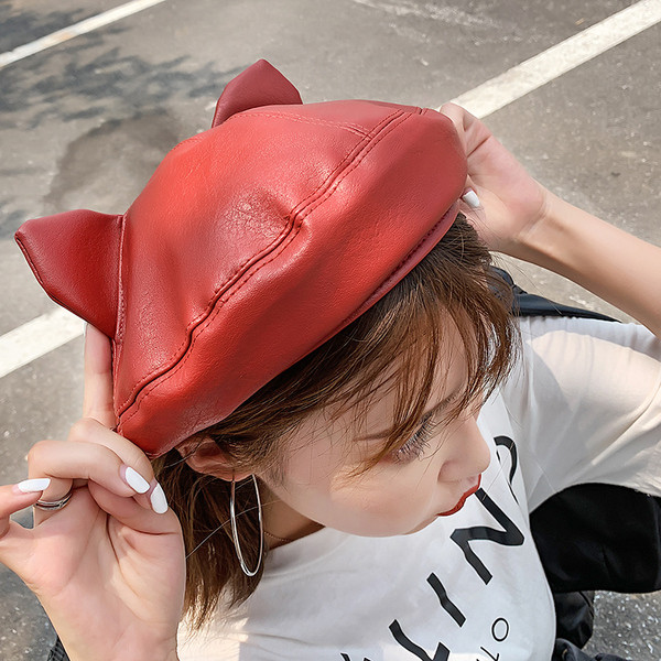 Öko bőrből készült modern női sapka 3D díszítéssel több színben