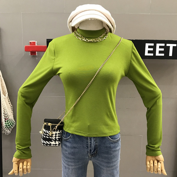 Lezser női blúz magas gallérral és fém lánccal több színben