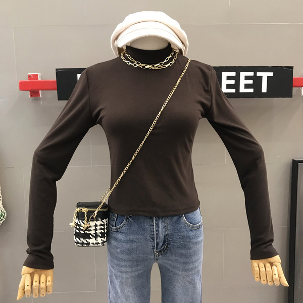 Lezser női blúz magas gallérral és fém lánccal több színben
