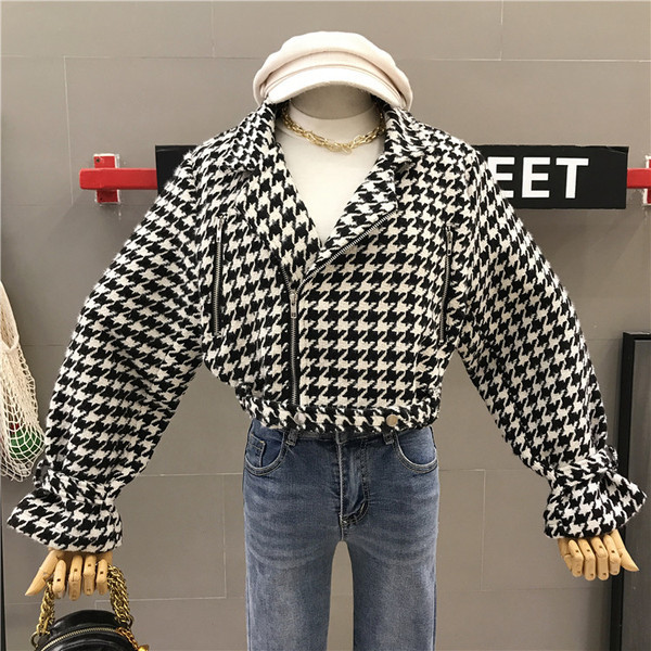 Kockás női kabát széles modell fekete és barna színben