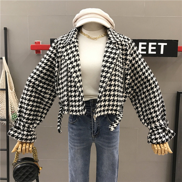 Kockás női kabát széles modell fekete és barna színben