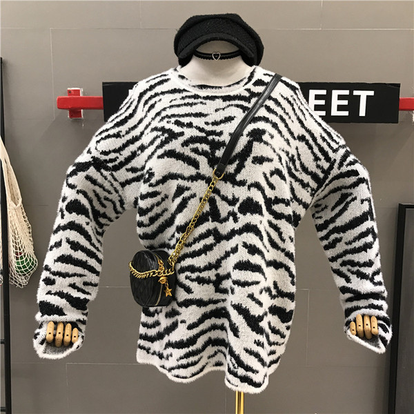 Széles női pulóver állatmintás fekete-fehér színben