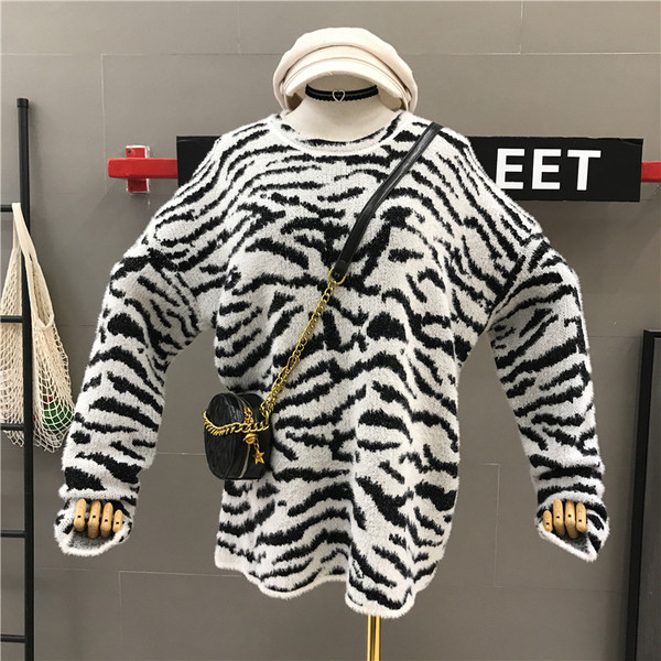 Széles női pulóver állatmintás fekete-fehér színben