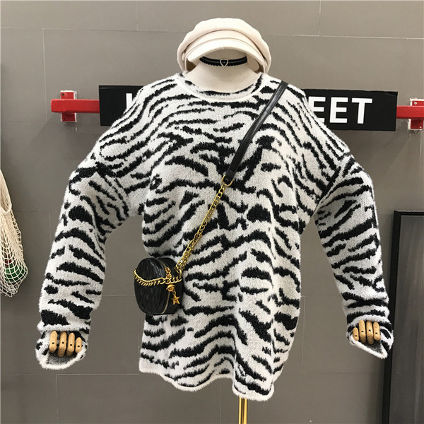 Széles női pulóver állatmintás fekete-fehér színben