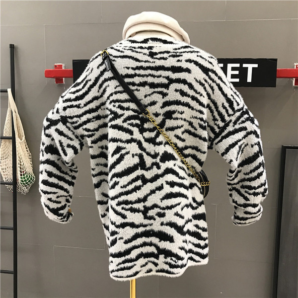 Széles női pulóver állatmintás fekete-fehér színben