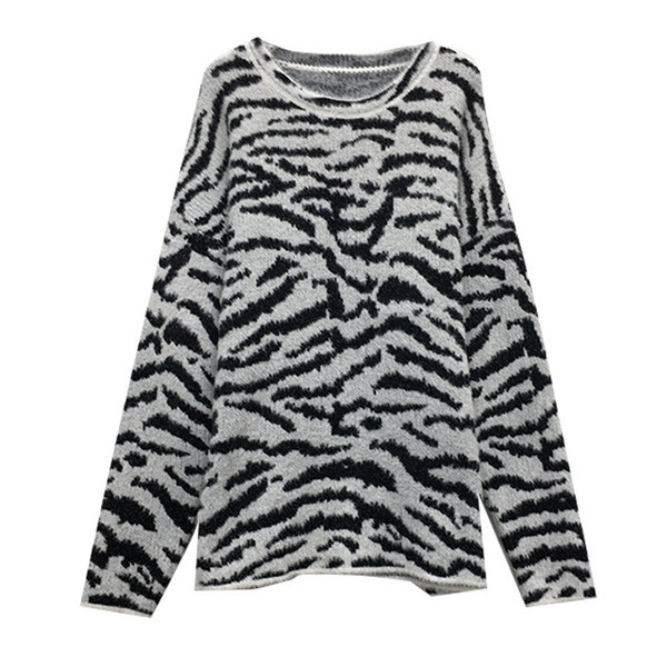 Széles női pulóver állatmintás fekete-fehér színben
