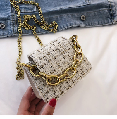 Kis női táska fém elemmel, hosszú füllel