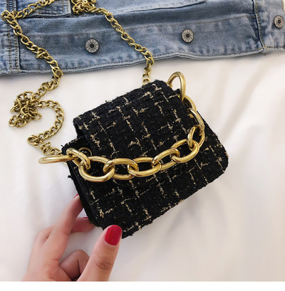 Kis női táska fém elemmel, hosszú füllel