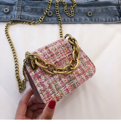 Kis női táska fém elemmel, hosszú füllel