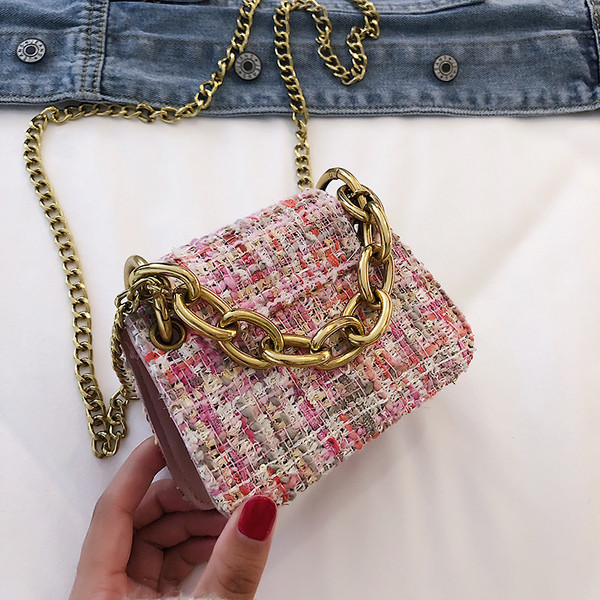 Kis női táska fém elemmel, hosszú füllel