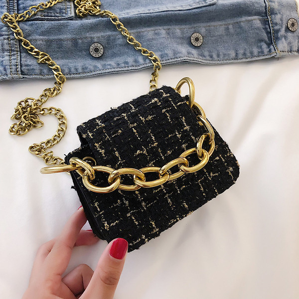 Kis női táska fém elemmel, hosszú füllel