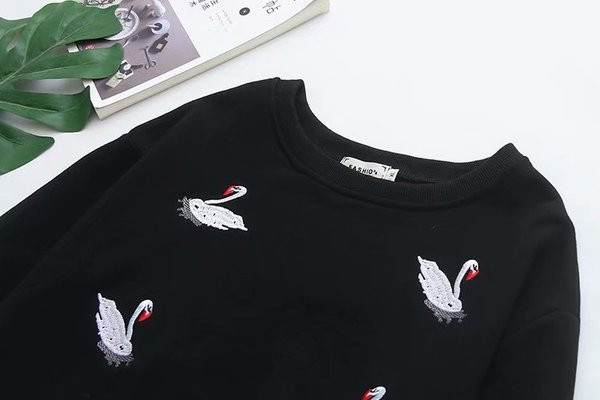 Modern női pulóver O-nyakkal és szürke és fekete hímzéssel