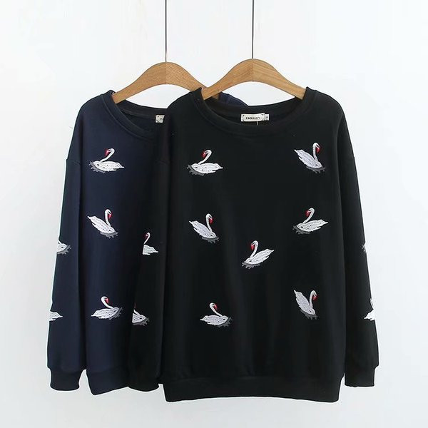 Modern női pulóver O-nyakkal és szürke és fekete hímzéssel