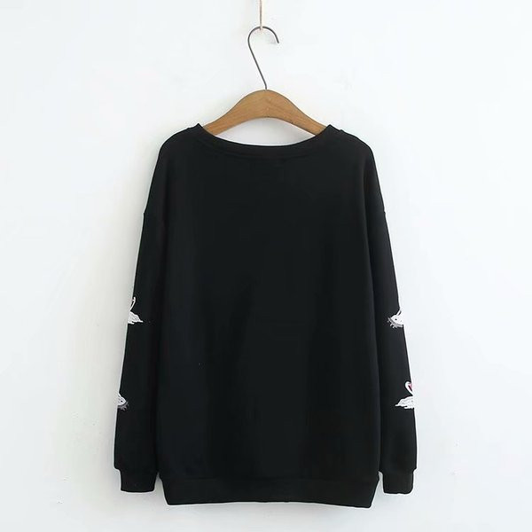 Modern női pulóver O-nyakkal és szürke és fekete hímzéssel