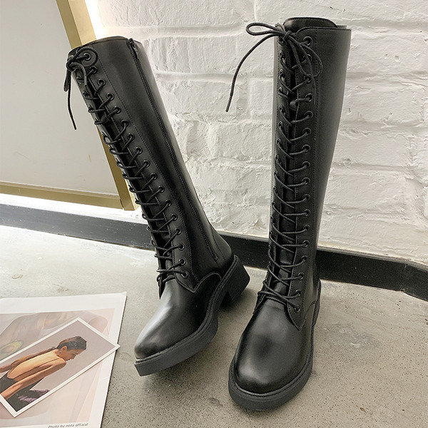 Modern női bőrcsizma fehér és fekete fűzővel