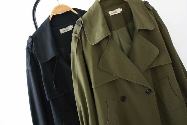 Modern női hosszú kabát gombokkal és zsebekkel, két színben