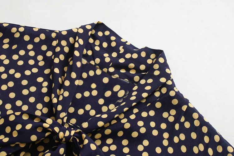 Hosszú és széles női ruha, hosszú ujjal és nyakkikötővel