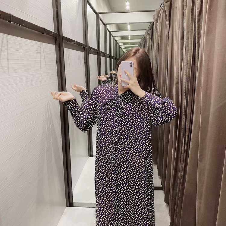 Hosszú és széles női ruha, hosszú ujjal és nyakkikötővel