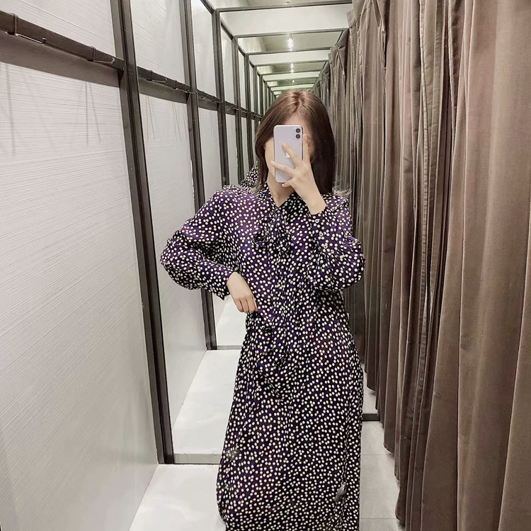 Hosszú és széles női ruha, hosszú ujjal és nyakkikötővel