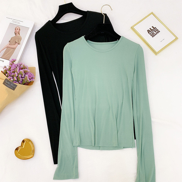 Sima női közeli modell kerek nyakkivágással, több színben