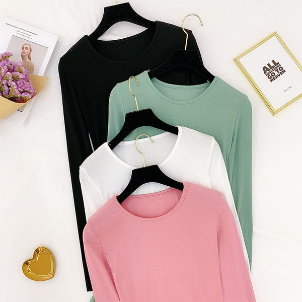 Sima női közeli modell kerek nyakkivágással, több színben