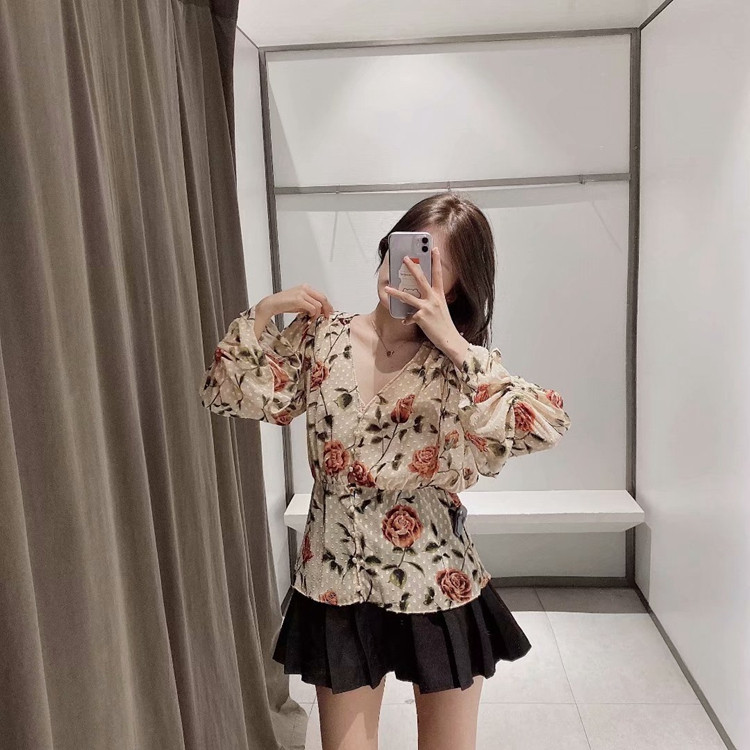 Női ing mély spitz nyakkivágással és világos színű gombokkal