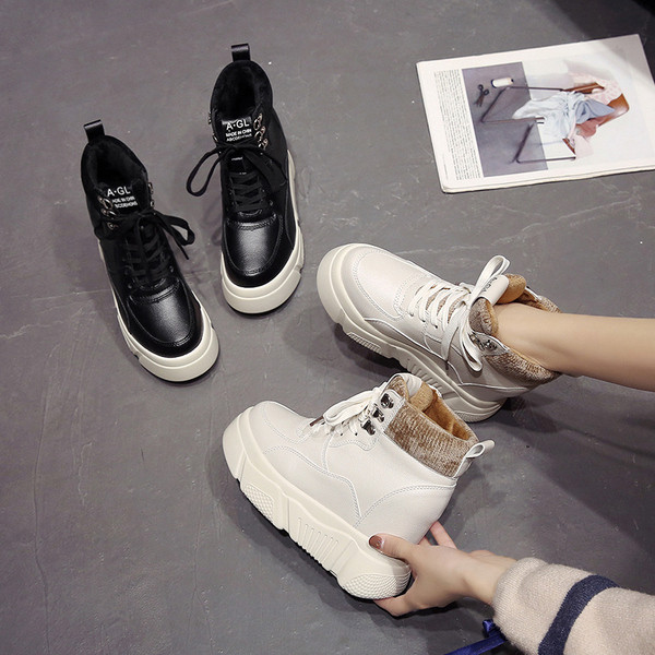 Női téli tornacipő puha béléssel és fűzős fehér és fekete színben