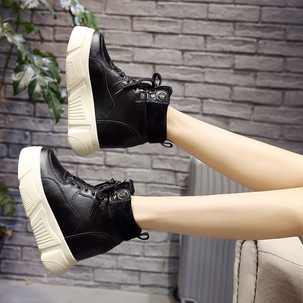 Női téli tornacipő puha béléssel és fűzős fehér és fekete színben